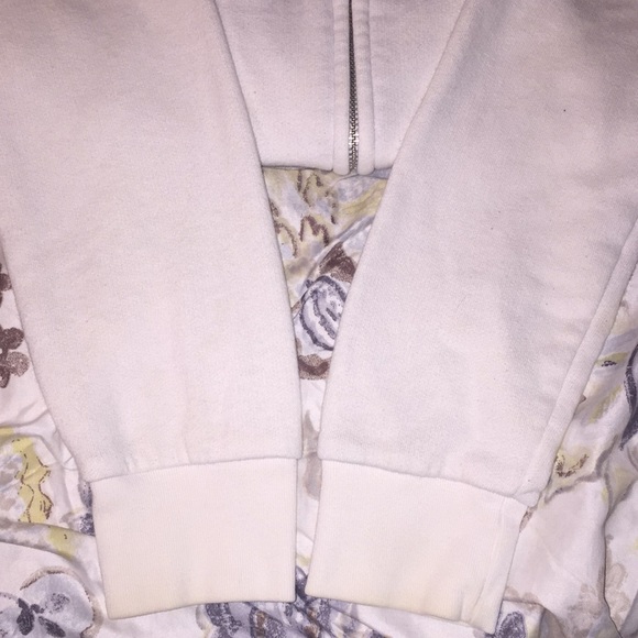 No longer available Poshmark won’t let me delete ! - Picture 2 of 8